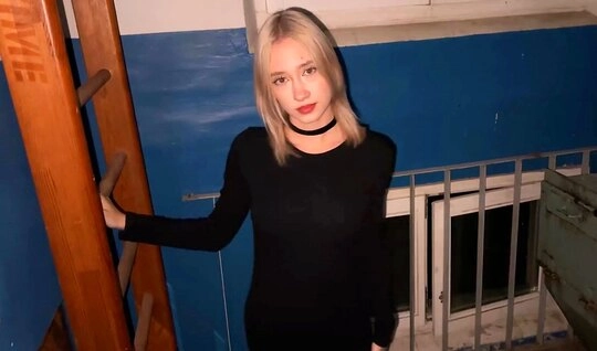 Трахнул в подъезде подругу-альтушку - это был наш первый секс...